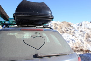 Winterurlaub: Ein Herz auf einer Autoscheibe im Skiurlaub